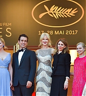 totallyelle-2017-05-24-thebeguiled-premiere-cannes-141.jpg