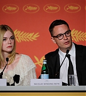 totally-elle-2016-neon-demon-cannes-conference-033.jpg