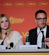 totally-elle-2016-neon-demon-cannes-conference-034.jpg