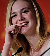 totally-elle-2016-neon-demon-cannes-conference-038.jpg