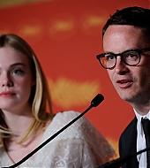 totally-elle-2016-neon-demon-cannes-conference-043.jpg