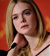 totally-elle-2016-neon-demon-cannes-conference-049.jpg