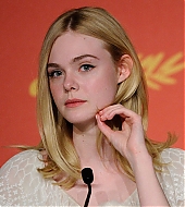 totally-elle-2016-neon-demon-cannes-conference-059.jpg